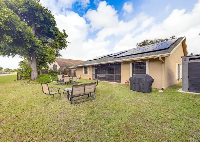 Riverfront Backyard & Grill: Sunrise Family Home