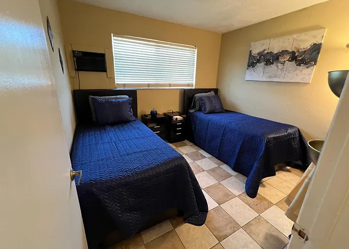 Lovely 2 Bedroom Condo With Free Parking & Wifi!!