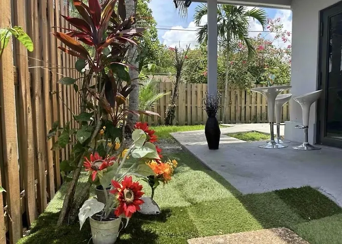Modern Apartment, Private Entrance, Private Backyard